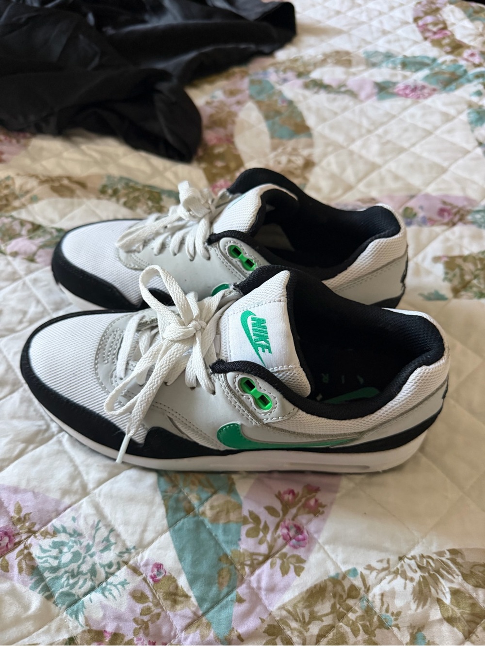 Nike Kids White, Black & Green Low-Top Sneakers